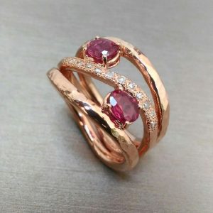 Anello oro rosa con rubini