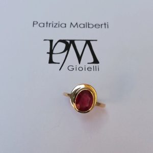 Anello oro giallo con rubino