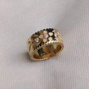 Anello inciso in oro giallo con fiori