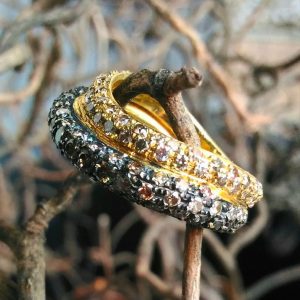 Anello onda in oro giallo con diamanti brown