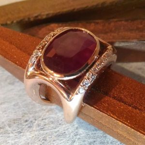 Anello oro rosa con rubino e diamanti